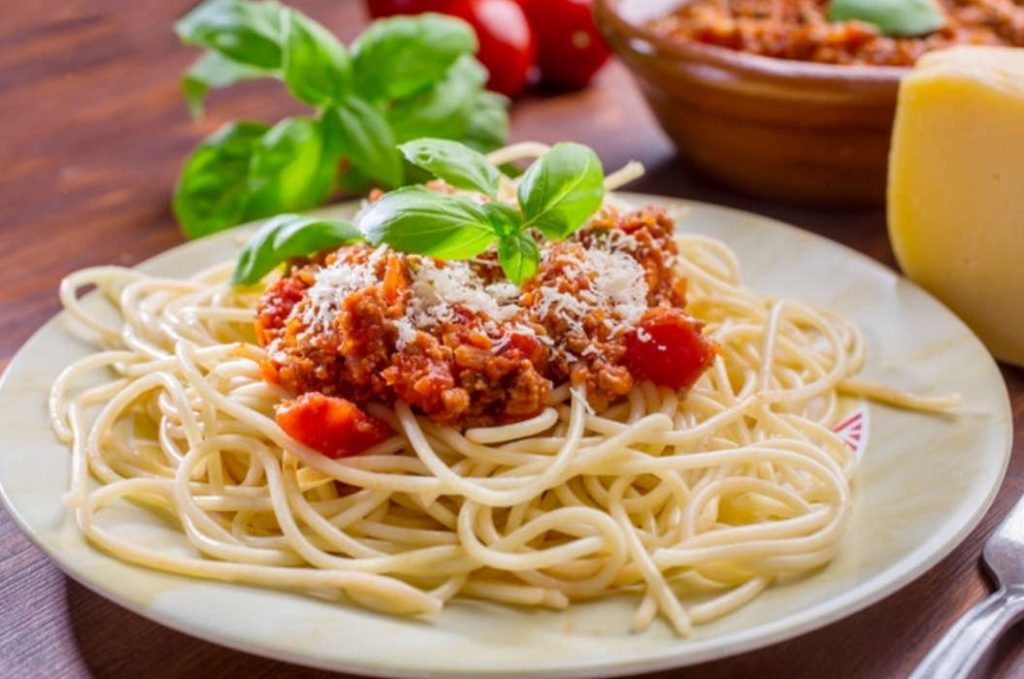 Спагетти с фаршем и помидорами